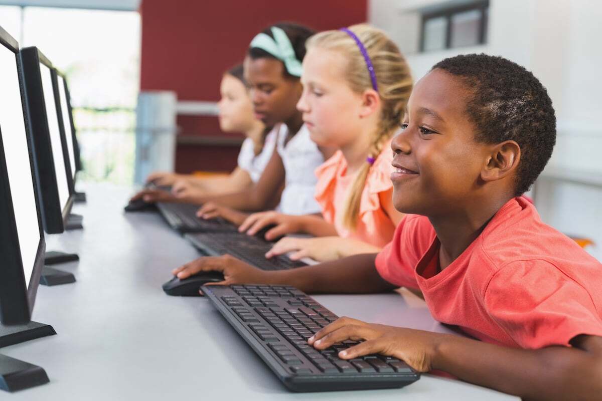 school-kids-using-computer-in-classroom-U4A2ASC
