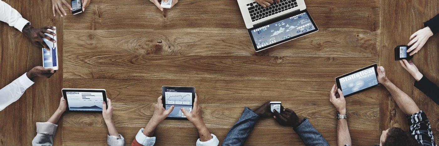 photo-table-tech-devices
